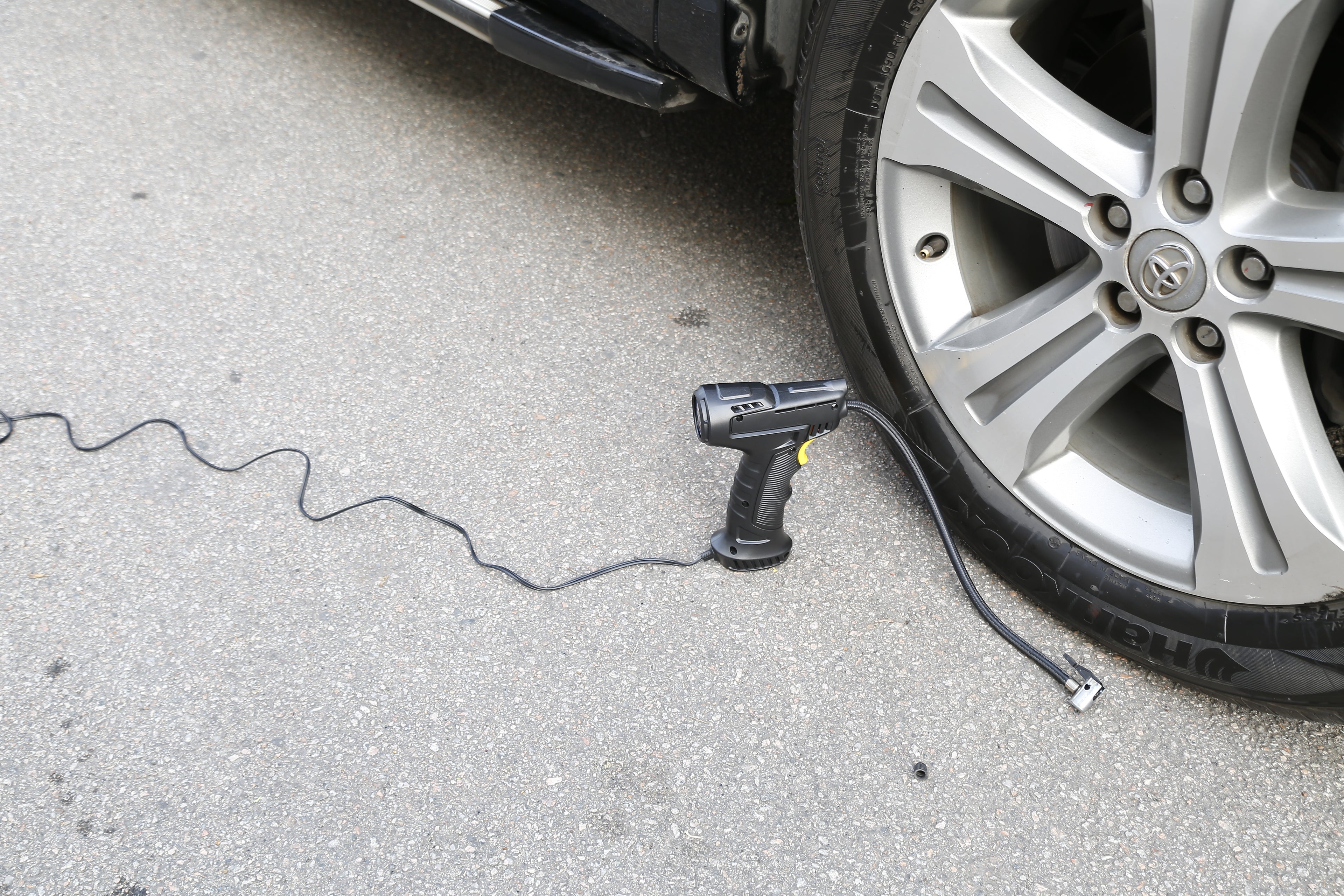 Portable Car Tire Inflator DC 12V Digital Car Air Compressor Electric Air Inflator With LED Light 150PSI